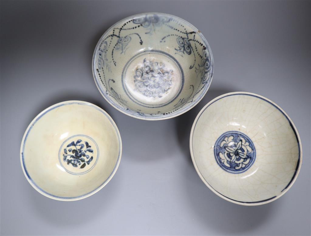 Three Chinese provincial Ming porcelain bowls, largest diameter 6cm